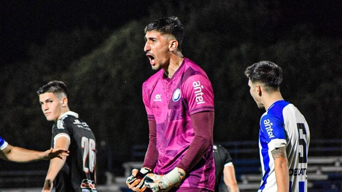 Goalkeeper scores a goal from one end of the pitch in Uruguay