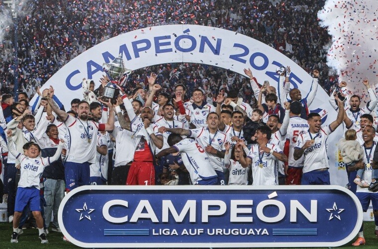 Panamanian Mejía wins Uruguayan league title