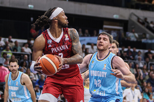 Uruguay defeats Panama again